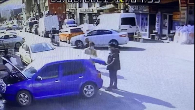 Şişli’de motosikletteki 2 kişi otomobilin çarpmasıyla takla attı