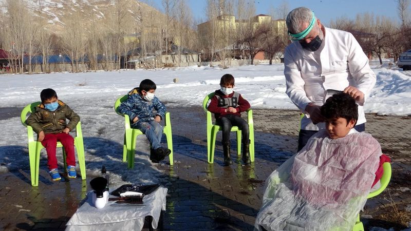 Vanlı muhtar yüz yüze eğitim öncesi, evleri dolaşıp çocukları tıraş ettirdi
