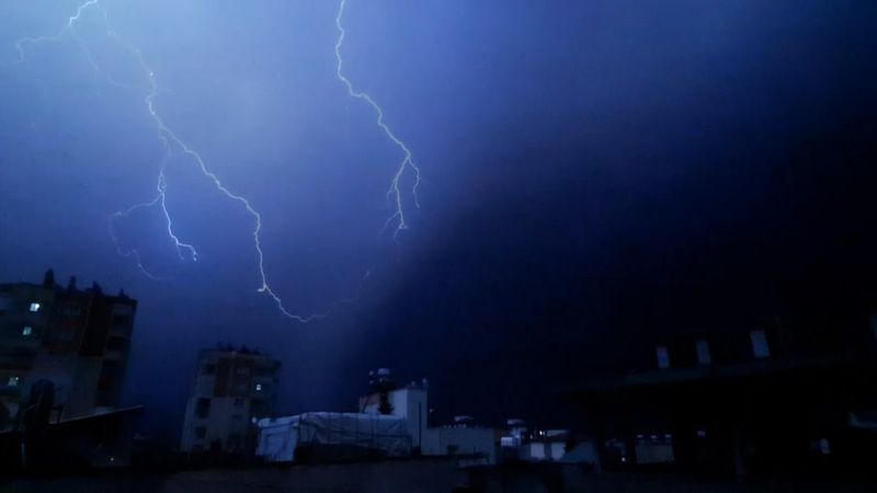 Adıyaman’da şimşekler geceyi aydınlattı