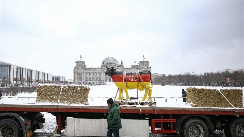 Almanya'da çiftçilerden traktörlü protesto