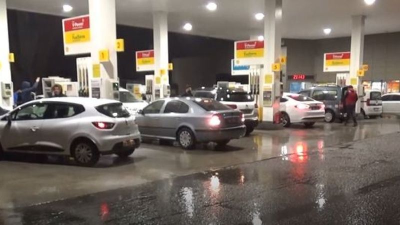 Gaziantep'te aniden başlayan dolu karşı sürücüler, kaçacak yer aradı