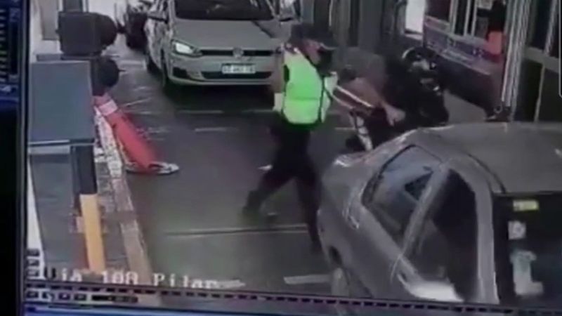 Arjantin’de kaçak geçiş yapmaya çalışan motosikletliye dayak