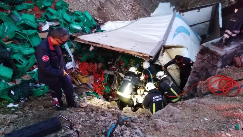 Antalya'da sebze yüklü kamyon devrildi: 1 ölü