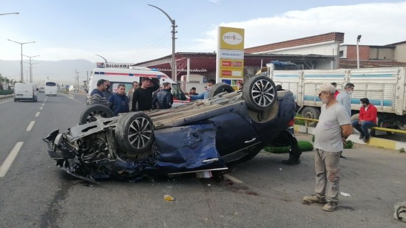 Manisa'da iki otomobil çarpıştı: 2’si ağır 5 yaralı