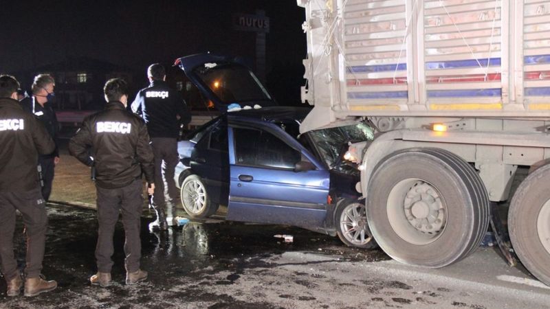 Kocaeli'de dorseli tıra arkadan çarpan otomobil sürücüsü öldü