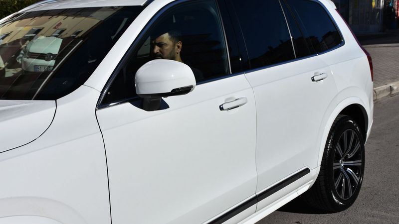 Niğde’de sıfır kilometre olarak aldığı lüks aracının kapısı farklı çıktı