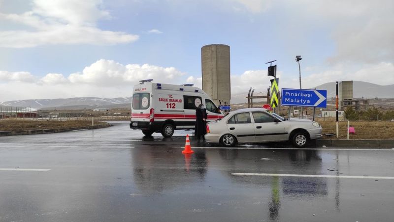 Kayseri-Malatya otoyolunda 3 araç birbirine girdi