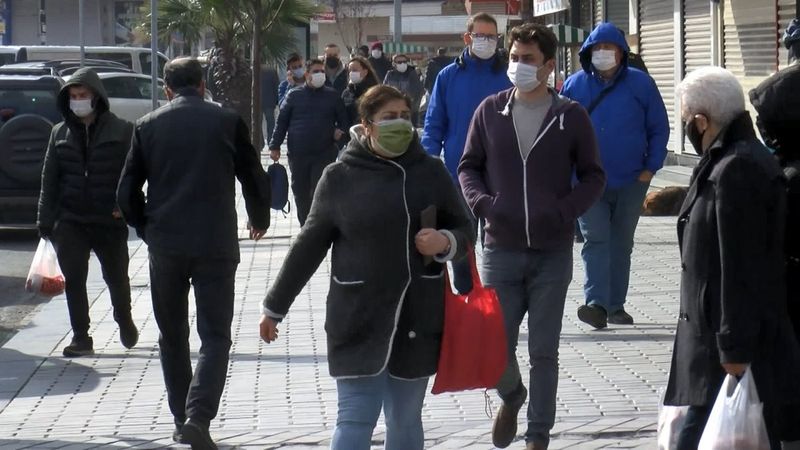 Gaziosmanpaşa'da kısıtlamaya rağmen dikkat çeken kalabalık