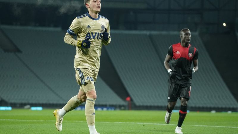 Mesut Özil Fenerbahçe'de ilk kez ilk 11'de sahaya çıktı