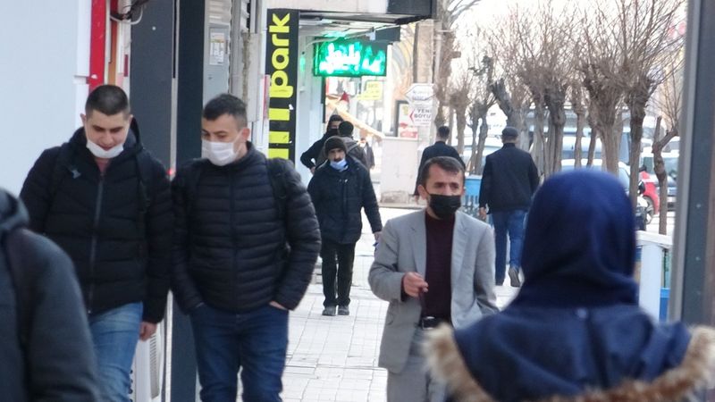 Van’da güzel havayı gören vatandaşlar kısıtlamaya uymadı