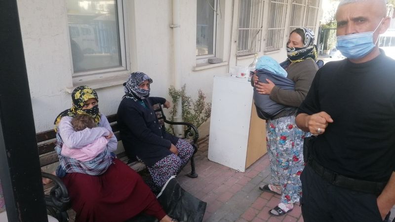 Antalya'da bebekle polise yakalanan dilencilere 16 bin lira ceza