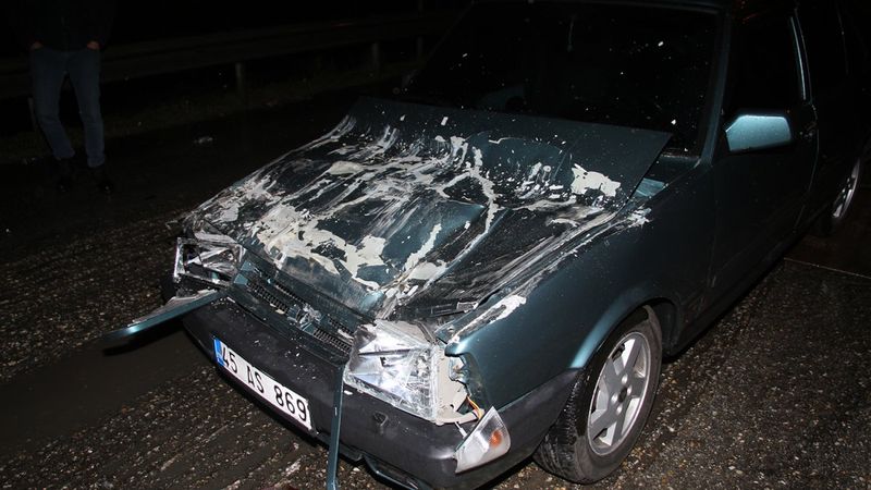 Manisa'da, alkollü sürücü duran kamyona arkadan çarptı