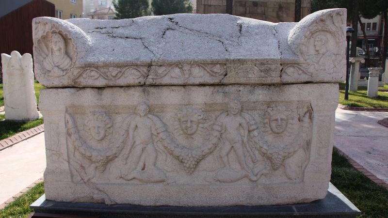 Amasya'da, bin 700 yıllık 'lanetli' lahit dikkat çekti