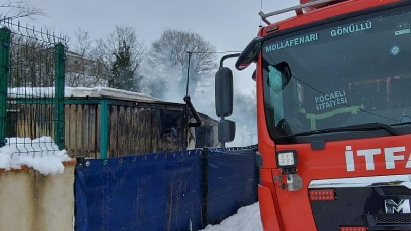 Kocaeli'de, yanan prefabrik evde 500 bin TL kül oldu