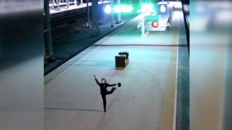 Çin'de istasyon görevlisi boş peronda dans etti