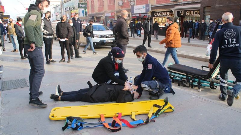 Erzincan'da, kopan tabela yoldan geçen kadının üstüne düştü