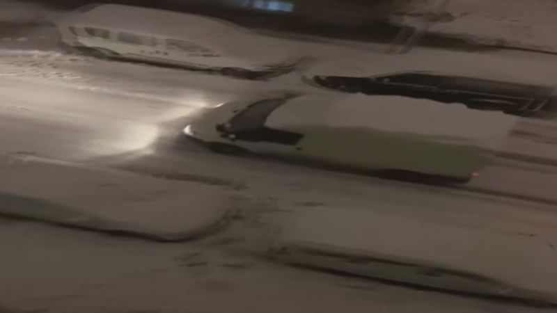 Sultangazi'de buzlanan yolda kayan araçlar kafa kafaya çarpıştı