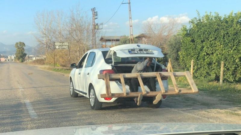 Adana'da, bagaja oturan adam ayakları ile merdiven taşıdı