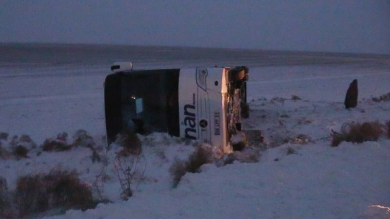 Aksaray'da kontrolden çıkan yolcu otobüsü devrildi: 22 yaralı