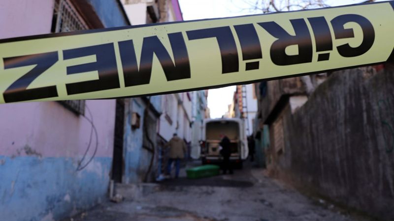 Gaziantep'te eşini çocuklarının gözü önünde bıçaklayıp, boğarak öldürdü