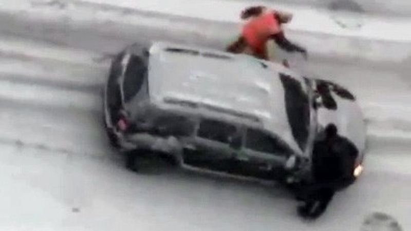 Şişli'de yokuştan kayan arabayı durdurmak için önüne geçtiler