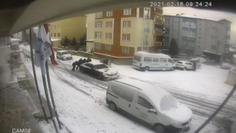 İstanbul'da park halindeyken kayan otomobili böyle durdurmaya çalıştılar