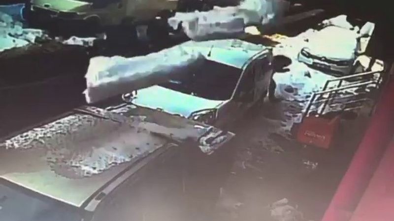 Ümraniye'de düşen kar kütlesinin altında kalmaktan son anda kurtuldular
