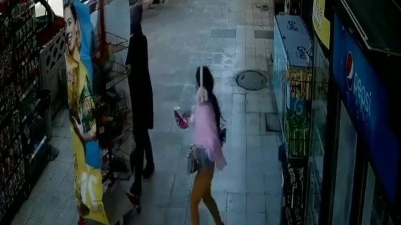 Antalya'da rüzgar marketin cips standını sürükledi