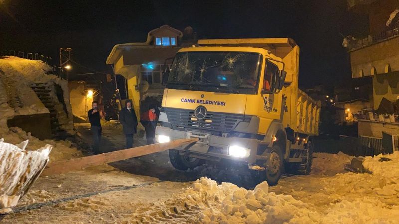 Samsun’da yol tuzlama aracı personelini darbeden 3 saldırgan aranıyor