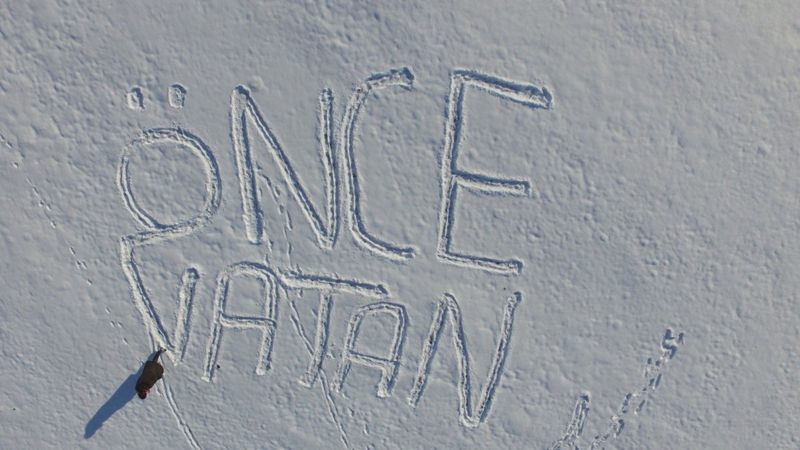 Kayseri'de, 12 yaşındaki Pınar Söbe karların üzerine 'Önce Vatan' yazdı