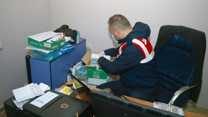 Afyonkarahisar'da 4 milyon lira dolandırdılar: 11'i tutuklandı