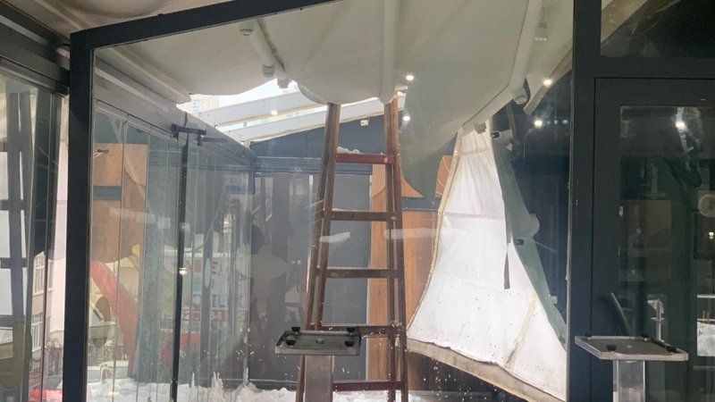 Ümraniye’de üzerine kar kütlesi düşen tente can alıyordu