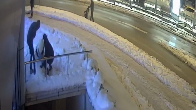 İzmit’te kardan kadını kucaklayıp götürdüler