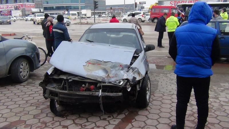 Bursa'da ışık ihlali kazaya neden oldu