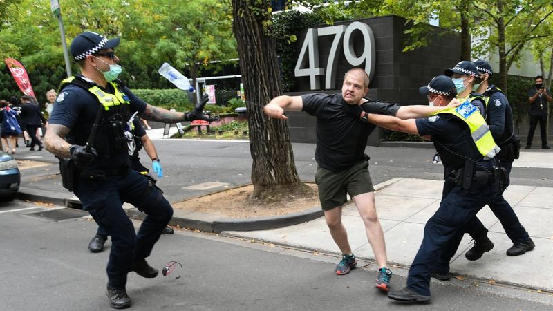 Avustralya’da aşı karşıtları sokaklara döküldü