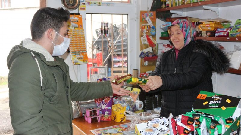 Kocaeli'de mahallenin 'bakkal ablası' çocukların kahramanı oldu