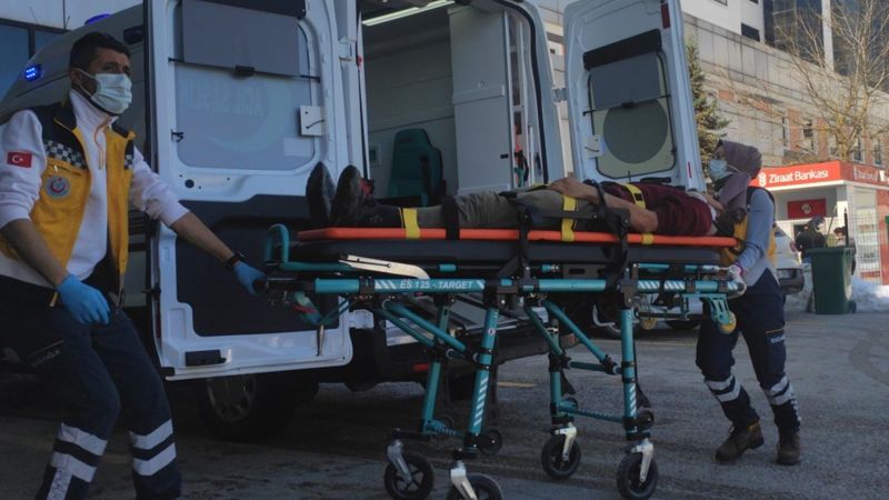 Kocaeli'de inşaat işçisi 3 metre yüksekten beton zemine düştü