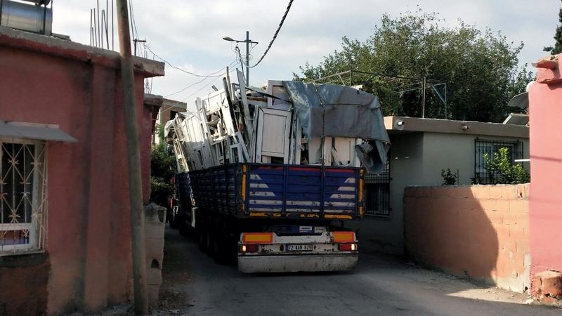 Adana’da tırların geçtiği sokağın sakinleri çözüm bekliyor