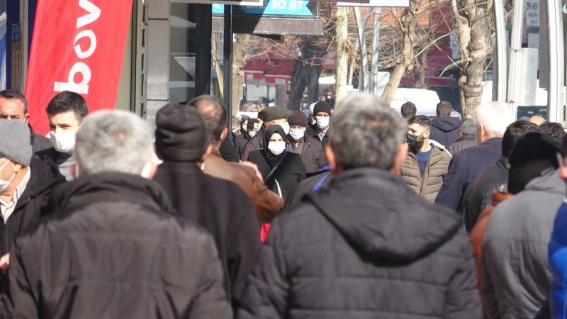 Riskli iller arasında yer alan Tokat'ta korkutan kalabalık