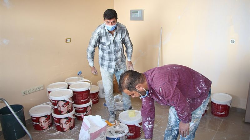 Bingöl'de koronavirüsle mücadele edilen hastaneyi ücretsiz boyadılar