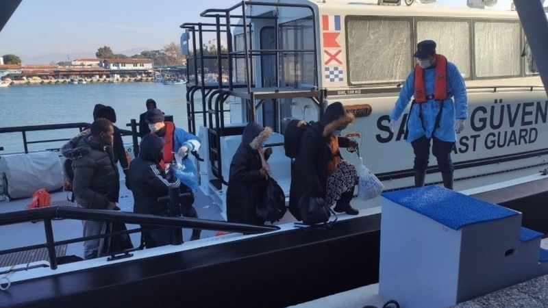 İzmir açıklarında 33 düzensiz göçmen kurtarıldı