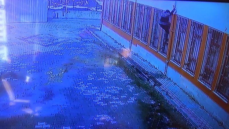 Bursa’da 3 çocuk okuldaki yardım kumbarasından 5 bin lira çaldı