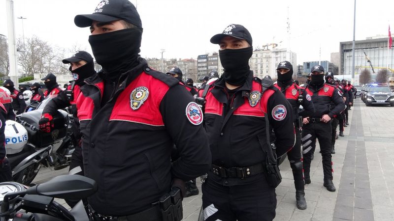 İstanbul'da polislerin gövde gösterisini turistler hayranlıkla izledi