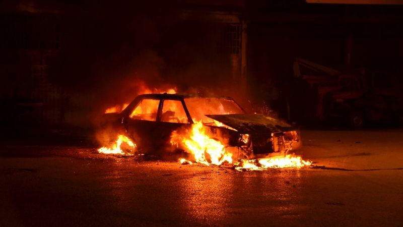 Samsun'da arıza yapan aracına sinirlenip ateşe verdi