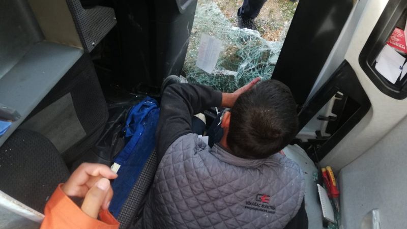 Mardin'de beton mikseri yola devrildi