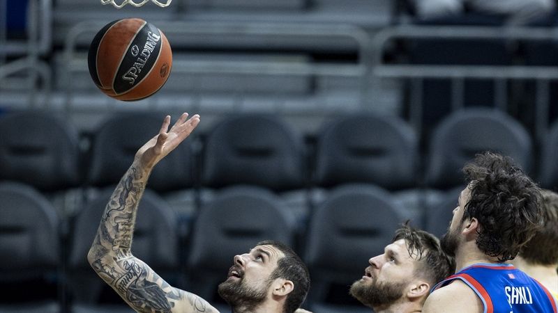Anadolu Efes EuroLeague'de Fenerbahçe'yi farklı yendi