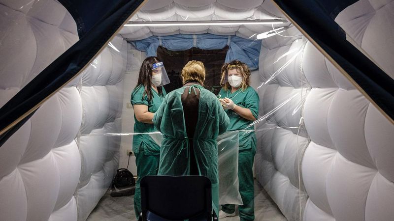 İtalya'da son 24 saatte 18 bin 916 yeni vaka