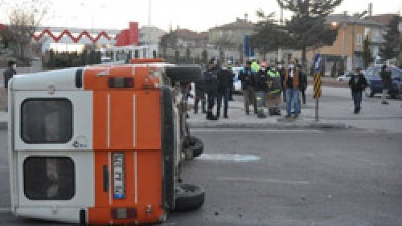 Karaman'da trafik kazası: Sürücülerden biri alkollü, diğeri ehliyetsiz çıktı
