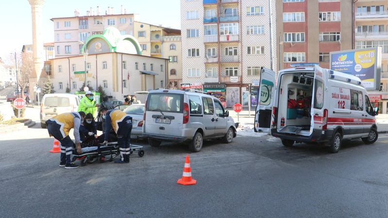Sivas’ta eşini doğuma götüren şahıs kaza yaptı