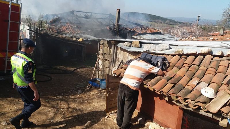 Çanakkale'de bacadan yangın çıktı, evden geriye bir tek baca kaldı